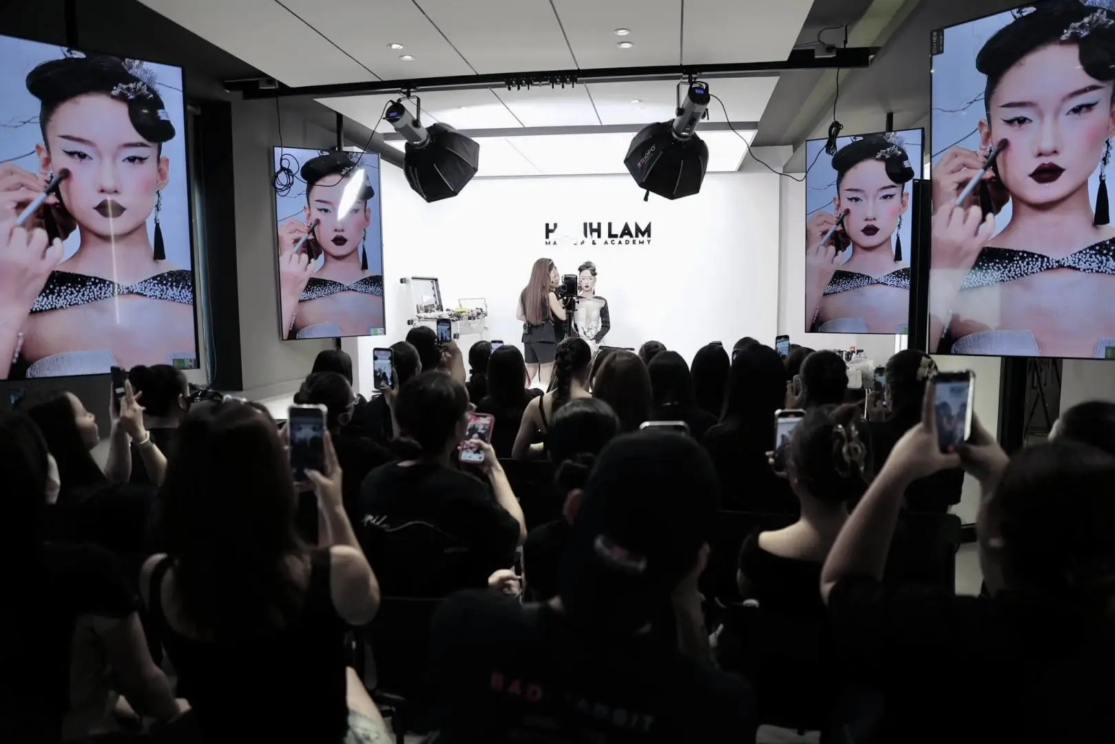 Dạy Make Up Chuyên Nghiệp Ở Hà Nội Hành Trình Khám Phá Nghệ Thuật Trang Điểm 3 hanhlammakeup com kbDr8RZqsc