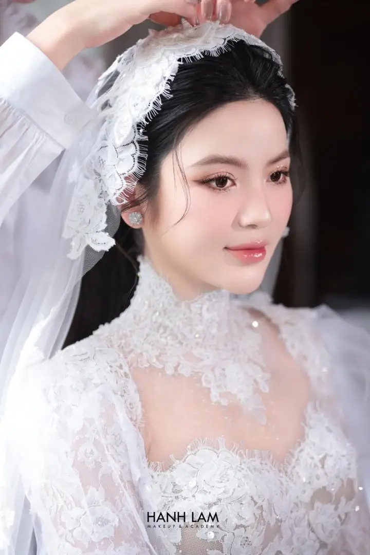 Trang điểm cô dâu mặt tròn Tạo nên vẻ đẹp hoàn hảo cho ngày trọng đại 4 hanhlammakeup com pYcOgYnhCv