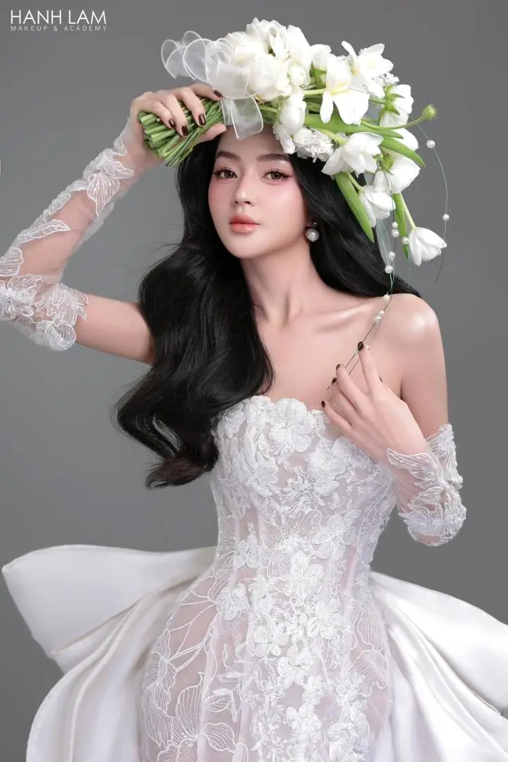 Trang Điểm Cô Dâu Nhẹ Nhàng Tự Nhiên Vẻ Đẹp Tỏa Sáng Trong Ngày Trọng Đại 2 hanhlammakeup com