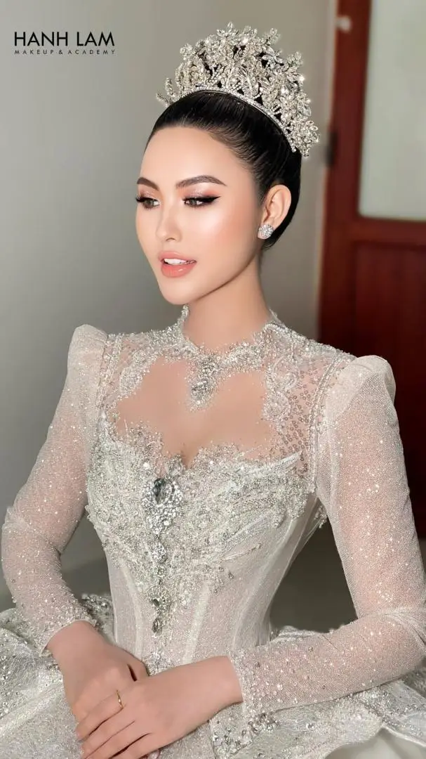 Trang điểm cô dâu mặt tròn Tạo nên vẻ đẹp hoàn hảo cho ngày trọng đại 3 hanhlammakeup com zW02Miiuh4