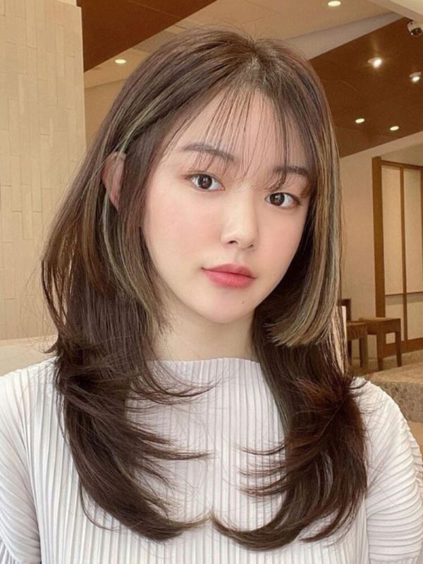 Tóc Mái Layer: Hướng Dẫn Chọn Kiểu Phù Hợp 11 Tóc Má Layer: Hướng Dẫn Chọn Kiểu Phù Hợp