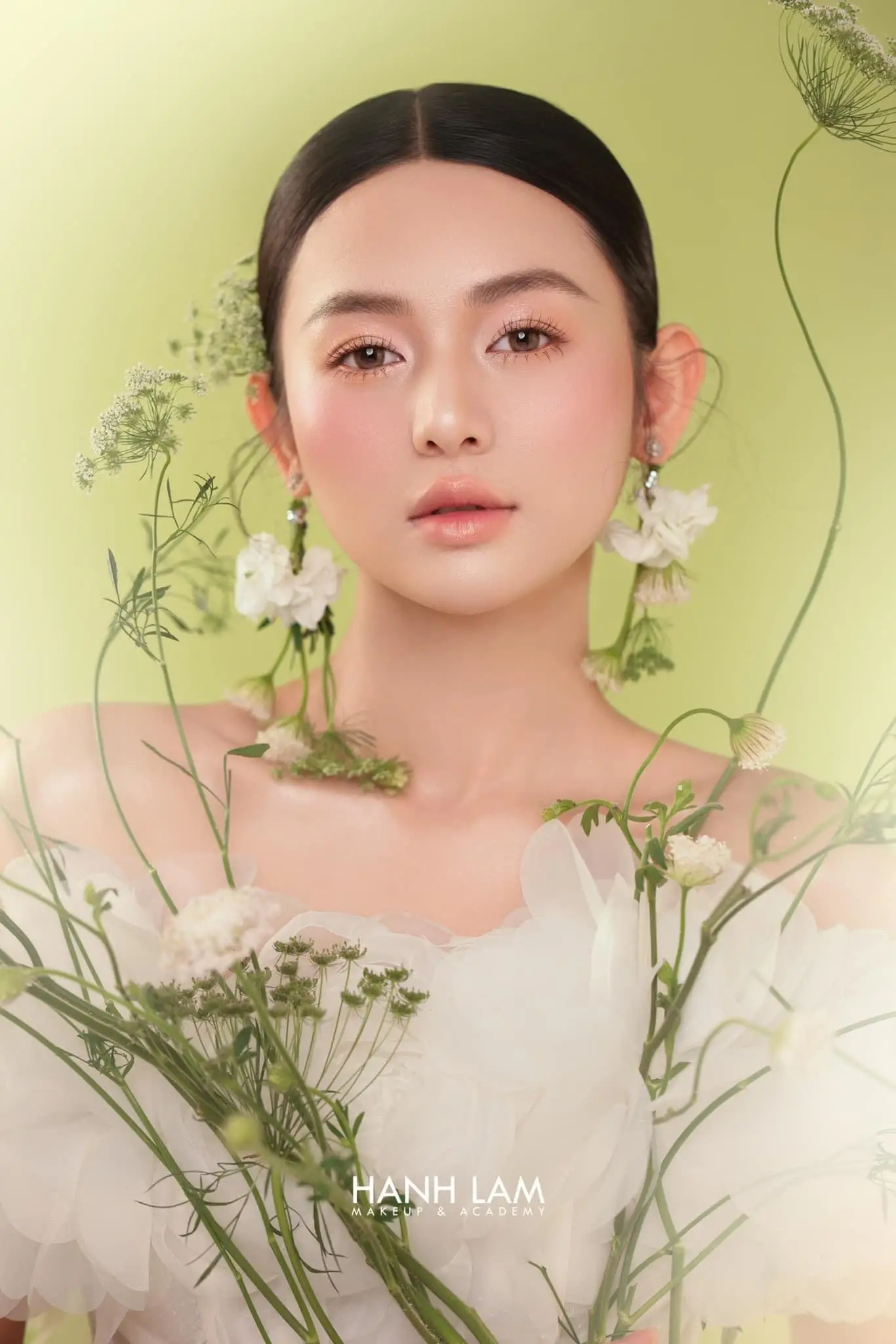 Bí Quyết Makeup Tây Cho Mặt Tròn - Tỏa Sáng Vẻ Đẹp Tự Tin 2 bi quyet makeup tay cho mat tron toa sang ve dep tu tin 67d3de60535e7