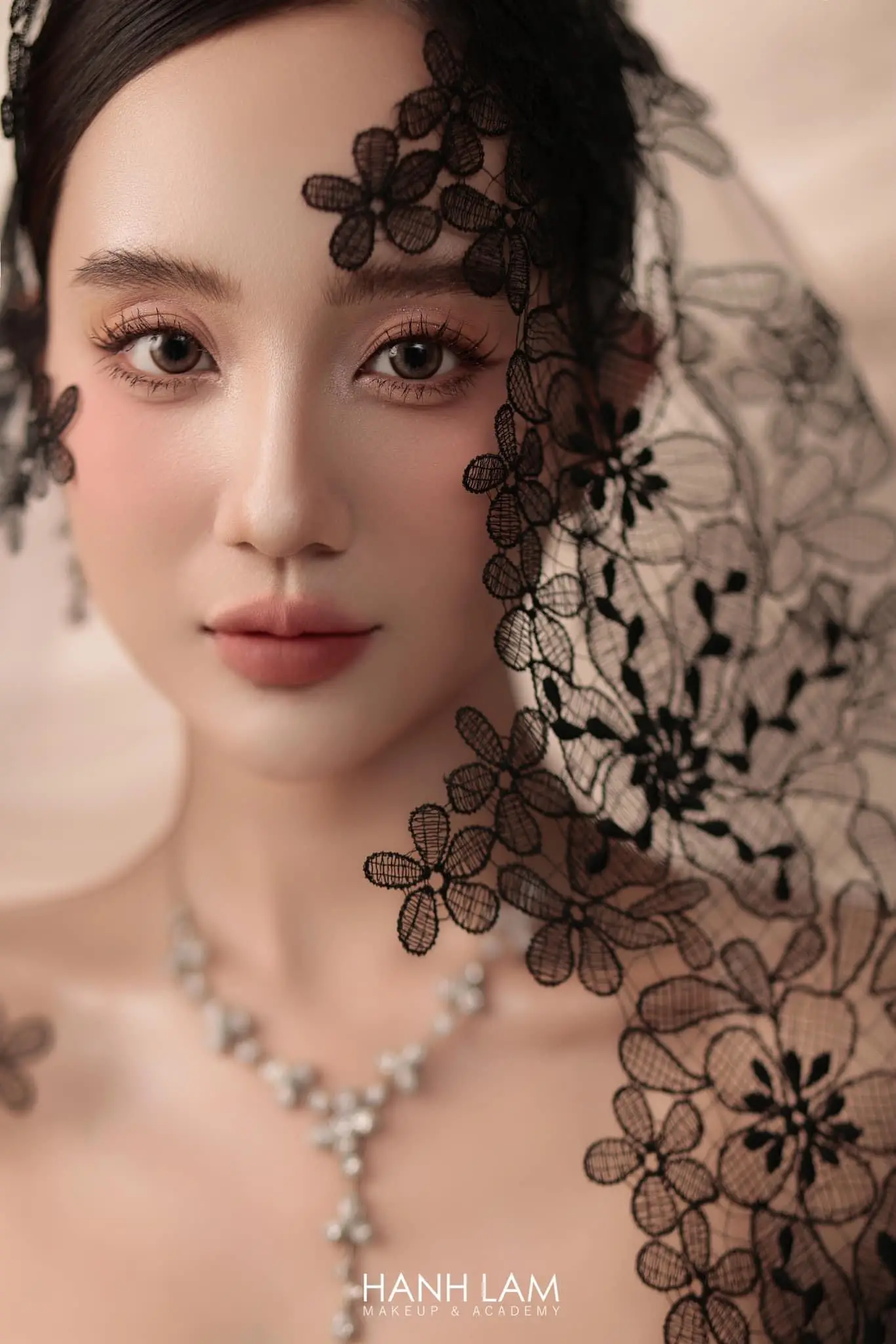 Trang điểm phù hợp với phong cách lộng lẫy cho cô dâu 8 trang diem phu hop voi phong cach long lay cho co dau 69173045e081c