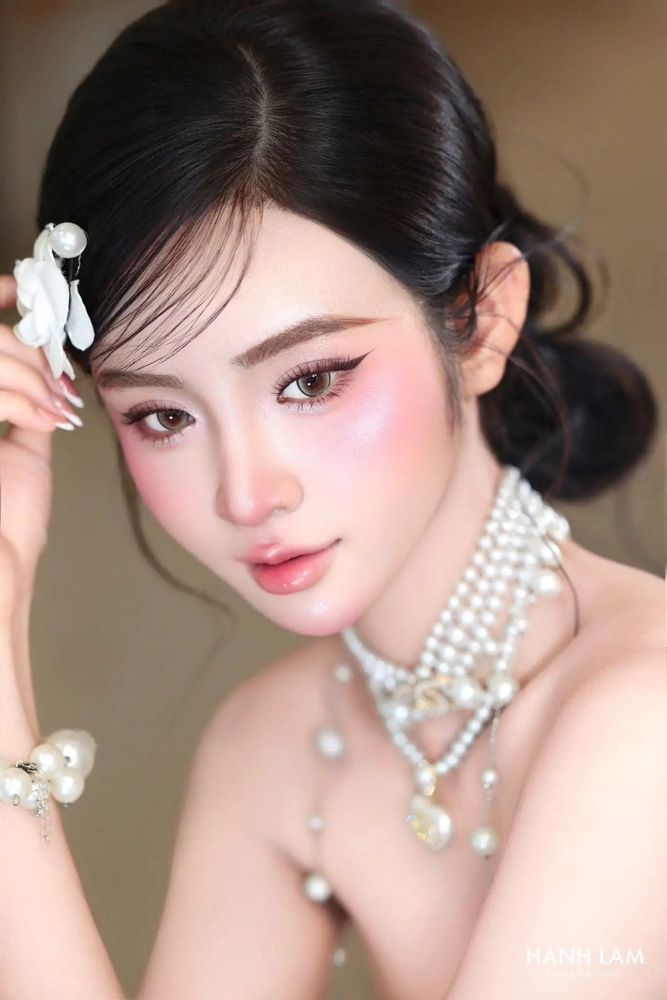 toa sang theo xu huong makeup co dau 2026 695f0c898a352