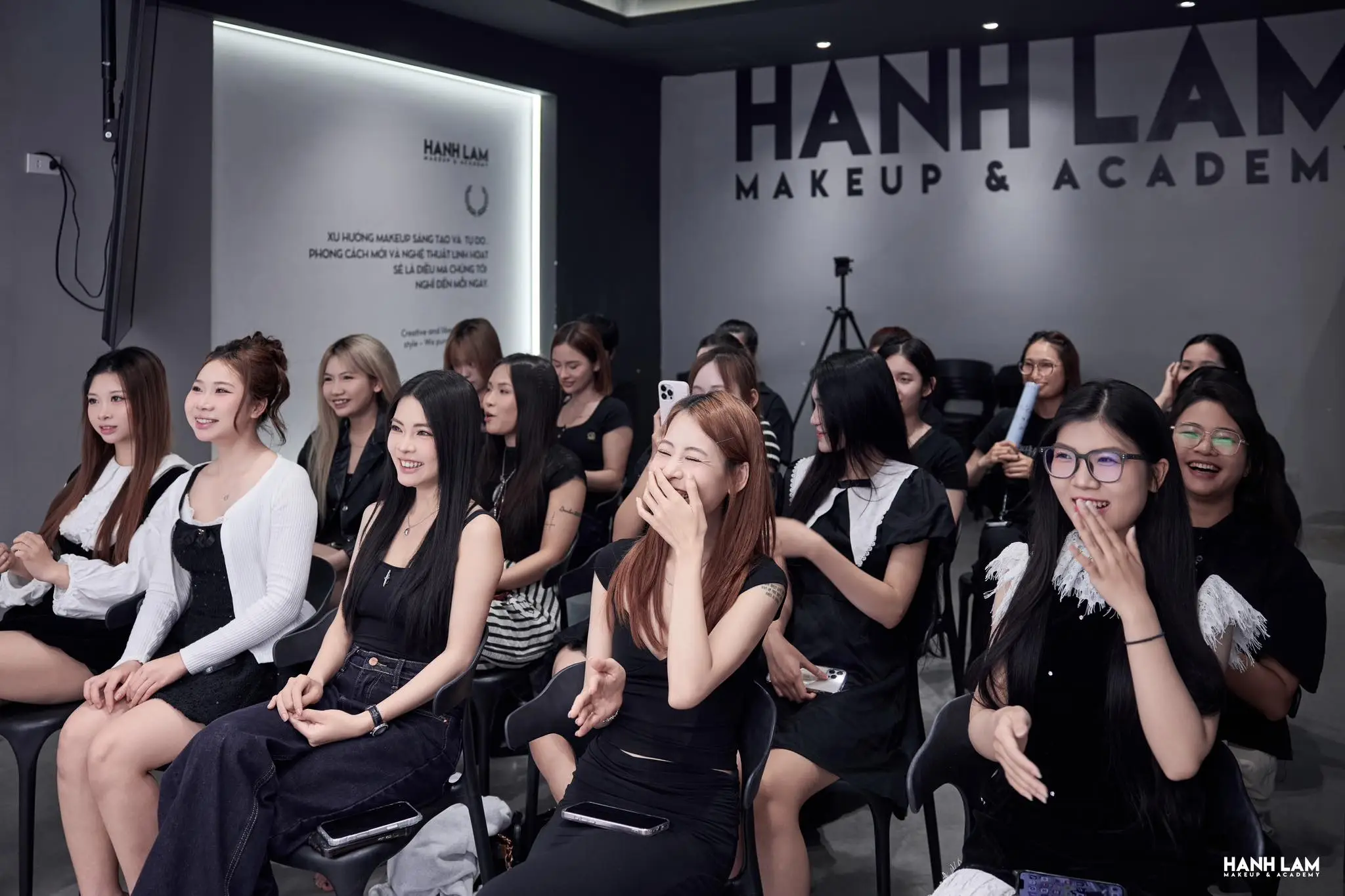 hoc makeup voi dung cu trang diem can thiet 6a0dd85c5703a